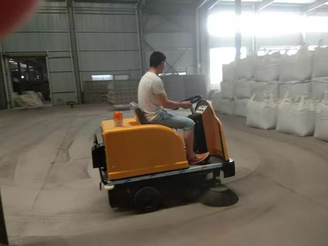 驾驶式扫地机 驾驶式扫地机