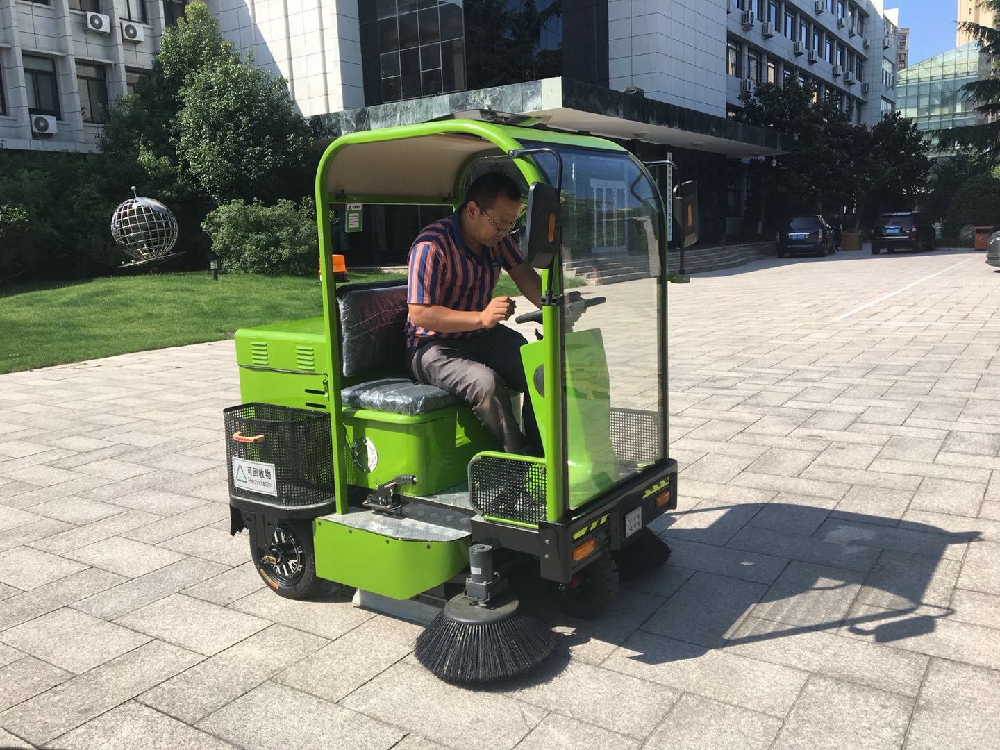 电动扫地车