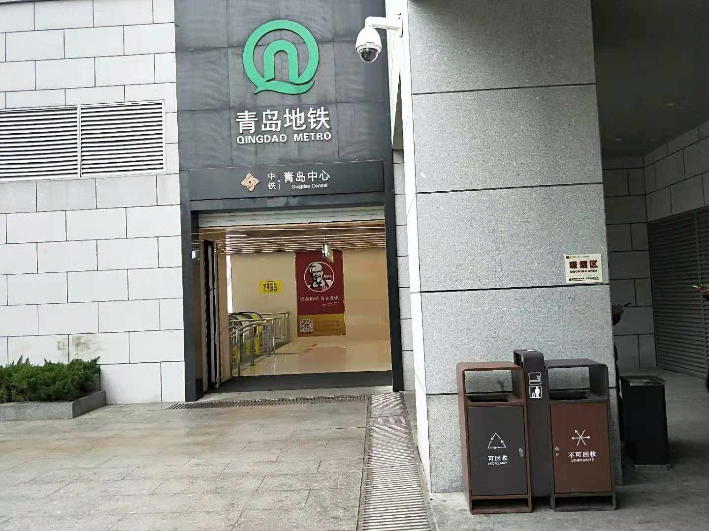 地铁站分类垃圾桶